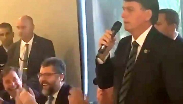 “Enfia no rabo de vocês da imprensa essas latas de leite condensado”, diz Bolsonaro
