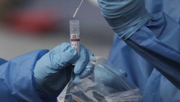 China passa a usar testes retais para detectar Covid-19, informa TV estatal