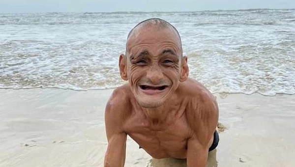 Imagem de Mario Willians, figura famosa em Rio Branco, tomando banho de mar comove a rede
