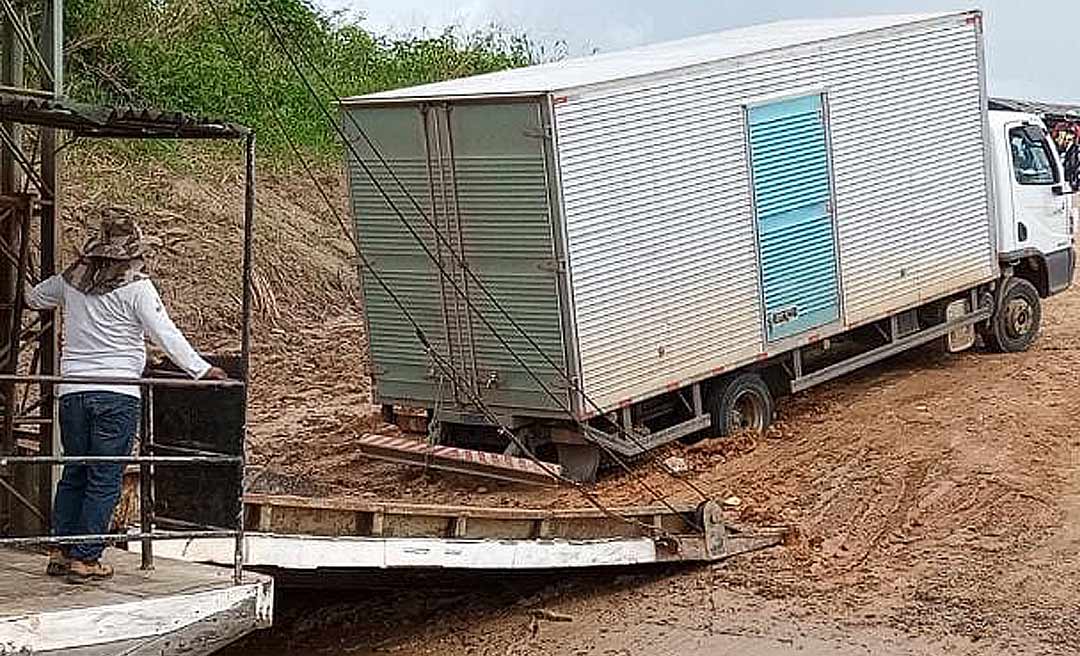 Caminhão atola no acesso à balsa de travessia do rio Juruá para Rodrigues Alves