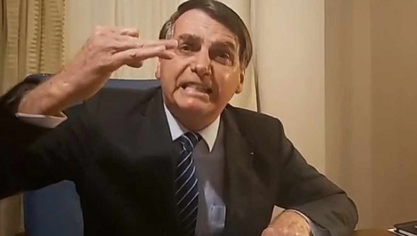 "É fique em casa para uns, Miami e Maracanã para outros", diz Bolsonaro