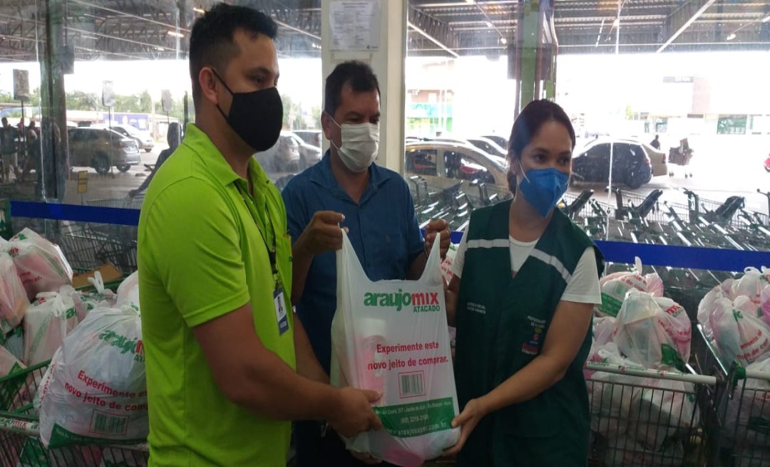 Araújo Mix Atacado doa 250 kits de limpeza para ajudar os atingidos pela cheia dos igarapés