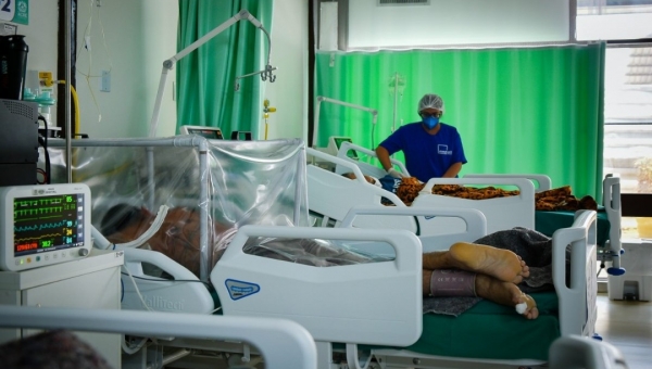 Hospital de Cruzeiro do Sul está lotado e com fila de espera para internação