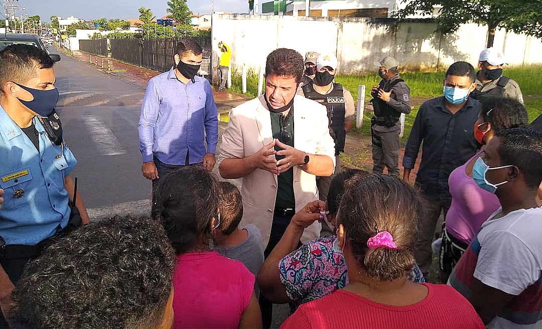 Gladson comparece à manifestação na Isaura Parente de atingidos pela enchente