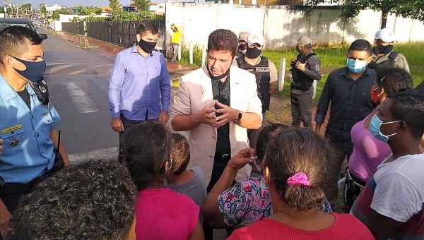 Gladson comparece à manifestação na Isaura Parente de atingidos pela enchente