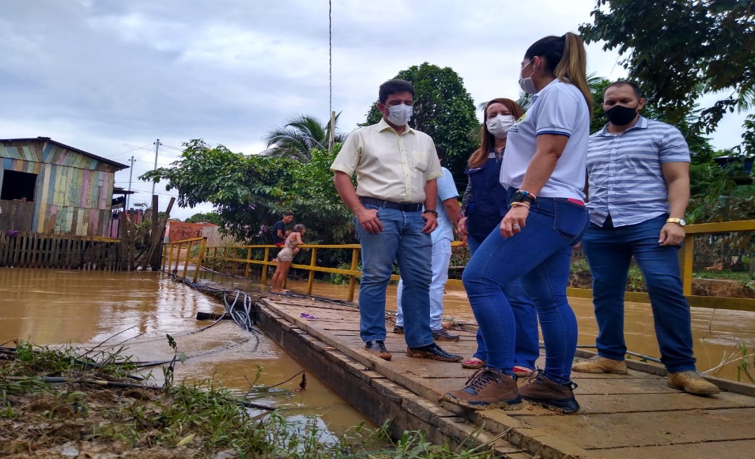 No Parque das Palmeiras, Gladson entrega cestas básicas, kits de limpeza e visita áreas afetadas pela enchente
