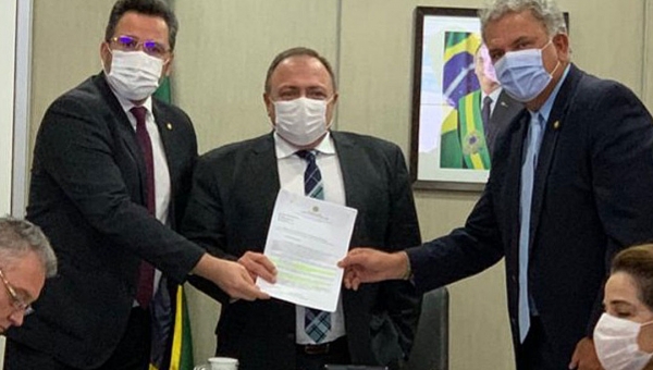Em reunião com o ministro da Saúde, Alan Rick pede contratação de médicos formados no exterior