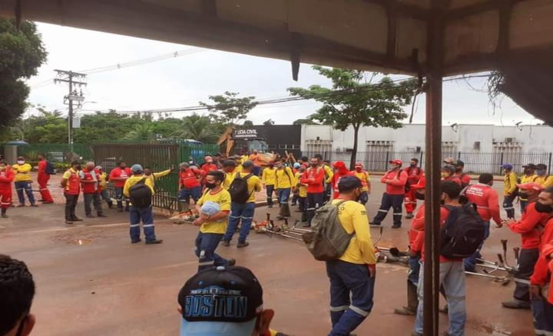 Trabalhadores da Zeladoria Municipal param atividades por falta de pagamentos, nesta quinta