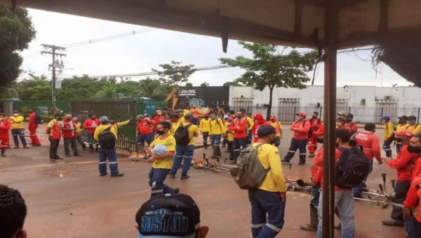 Trabalhadores da Zeladoria Municipal param atividades por falta de pagamentos, nesta quinta