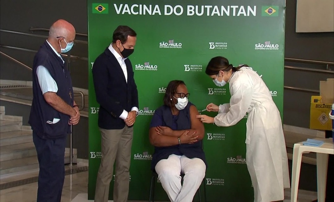 Enfermeira Mônica Calazans, primeira vacinada contra Covid-19 no país, recebe segunda dose da vacina nesta sexta