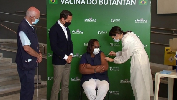 Enfermeira Mônica Calazans, primeira vacinada contra Covid-19 no país, recebe segunda dose da vacina nesta sexta