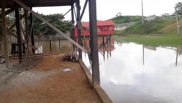 Rio Tauari transborda e invade casas e roçados, na zona rural de Tarauacá