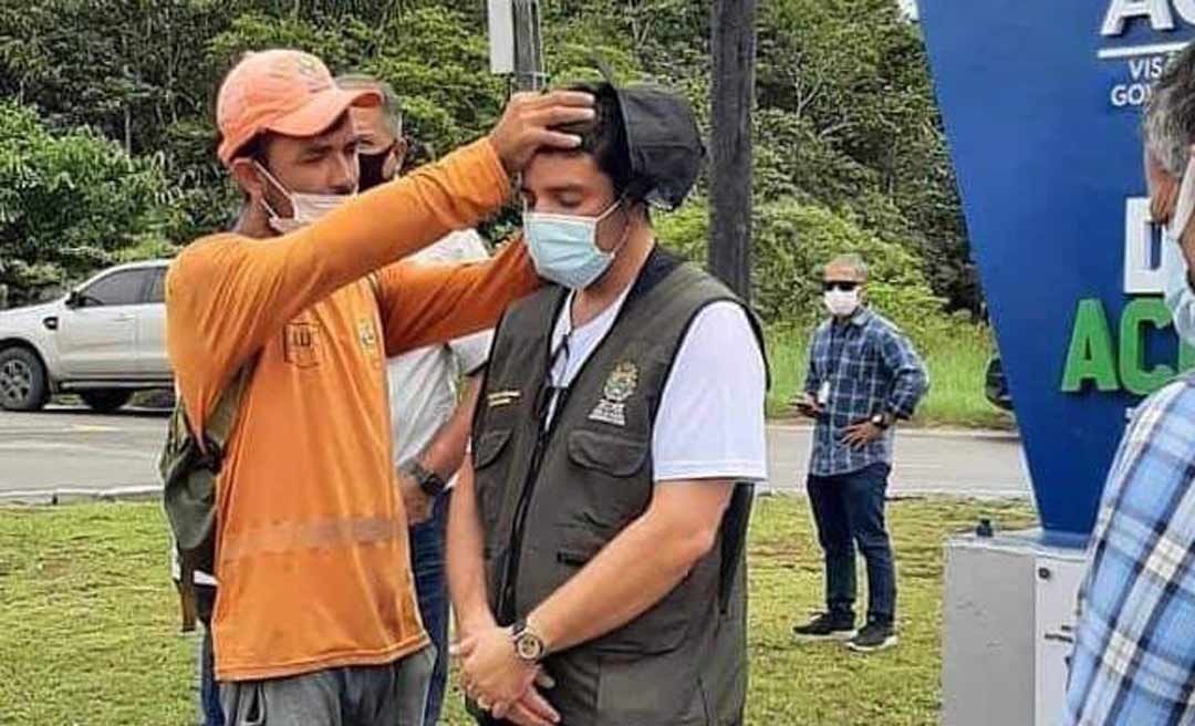 Trabalhador do Deracre ora por Gladson e imagem viraliza 