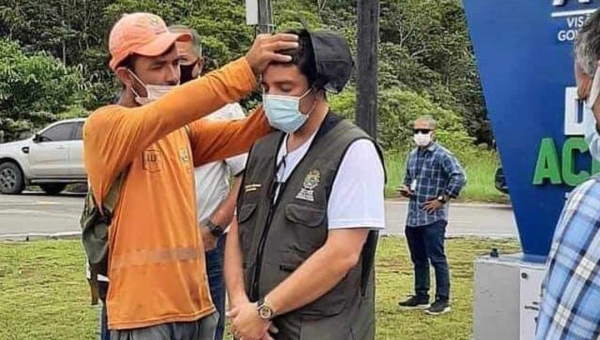 Trabalhador do Deracre ora por Gladson e imagem viraliza 