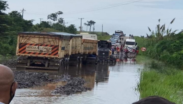 Carreta quebrada e trecho alagado interrompem tráfego na BR-364 e parte do Acre fica isolado pela rodovia