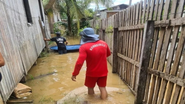 Rio Envira transborda e desabriga mais de 300 pessoas em Feijó 