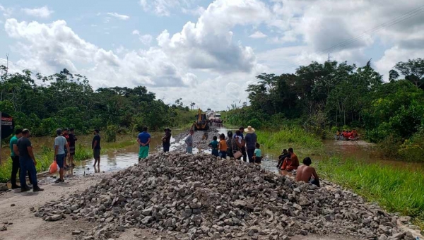 Caminhão atola em acesso de pedras feito pelo Dnit entre Sena e Manuel Urbano e BR-364 volta a ficar fechada