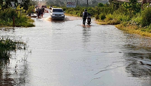 Nível de igarapé aumenta mais e apenas veículos passam em trecho que liga Rio Branco e Sena Madureira