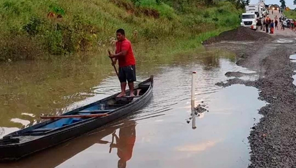 Trecho da BR-364, entre Rio Branco e Cruzeiro do Sul, continua interditada 