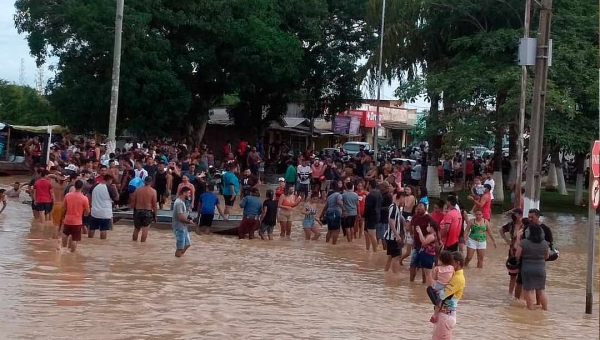 Vivendo cheia catastrófica e pandemia, centenas transformam centro alagado de Sena Madureira em "balneário"; deputado é flagrado