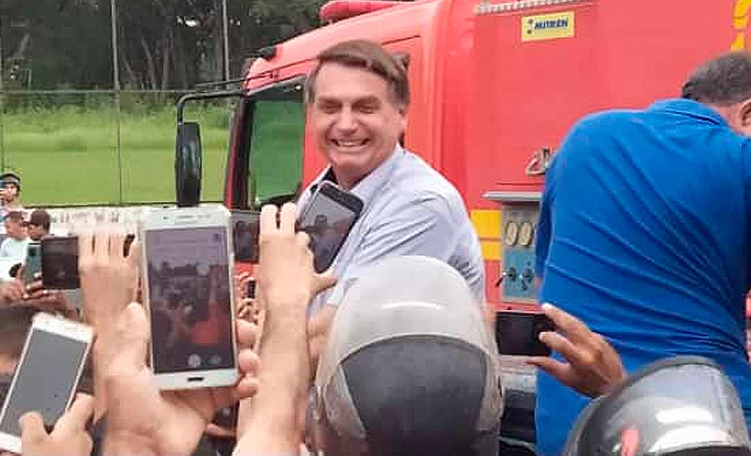 Sem máscara, Bolsonaro provoca aglomeração em Sena Madureira