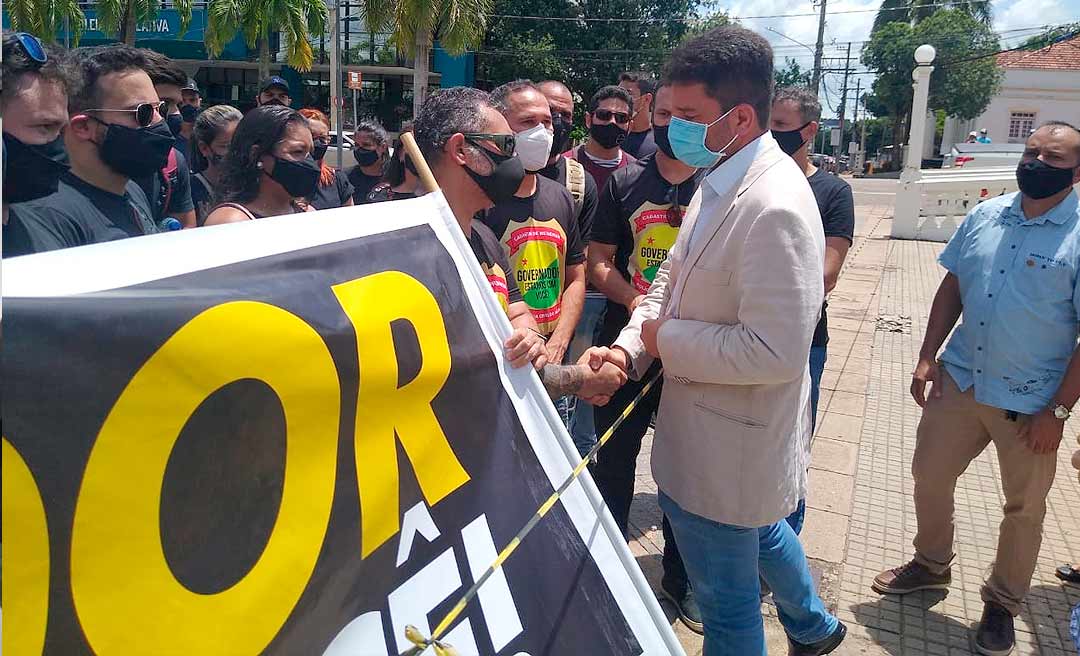 Na frente do Palácio, Gladson conversa com manifestantes do cadastro da Polícia Civil