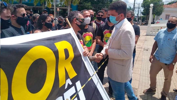 Na frente do Palácio, Gladson conversa com manifestantes do cadastro da Polícia Civil