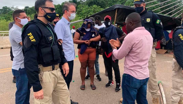 Leo de Brito acompanha situação de imigrantes em Assis Brasil e busca solução diplomática para a crise humanitária