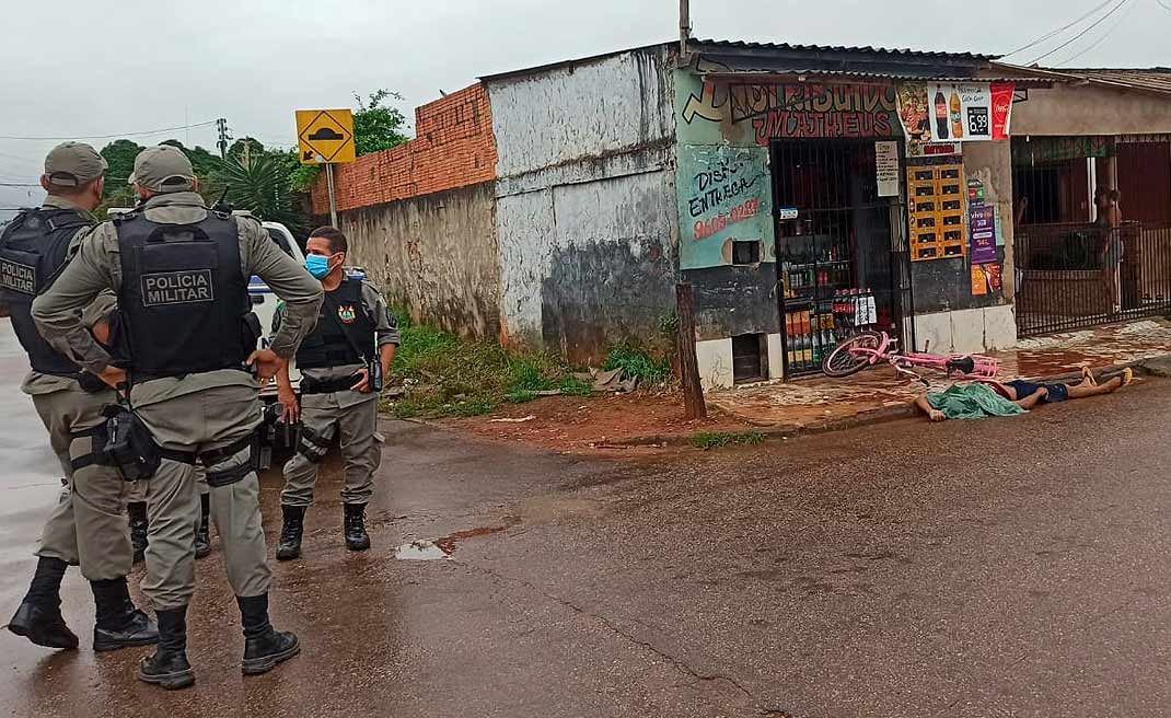 Filho rasga a camisa de facção e pai é morto em sinal de vingança na Baixada da Sobral