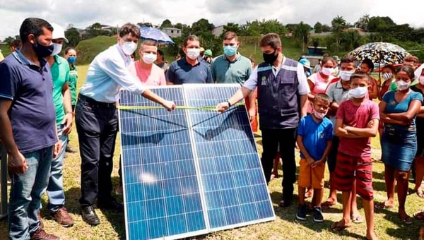 Na Vila Restauração, Gladson lança usina de energia solar que beneficia 200 famílias
