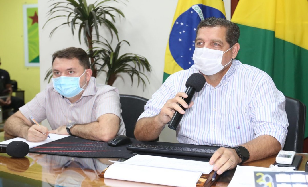 Com ‘oposição’ dentro de casa, Gladson ouve cobrança de Rocha sobre o ‘Cartão Enche o Bucho’