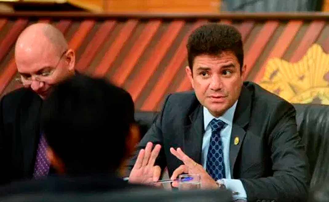 Por reconstrução política e novos aliados, Gladson inicia conversas com oito partidos