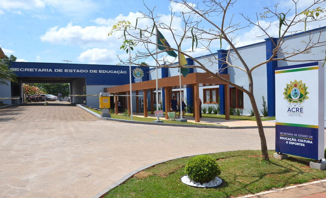 Trabalhadores da limpeza de escolas do Estado estão com salários atrasados; Educação culpa empresa 