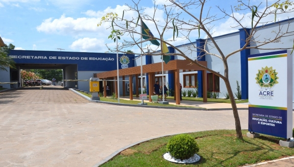 Trabalhadores da limpeza de escolas do Estado estão com salários atrasados; Educação culpa empresa 
