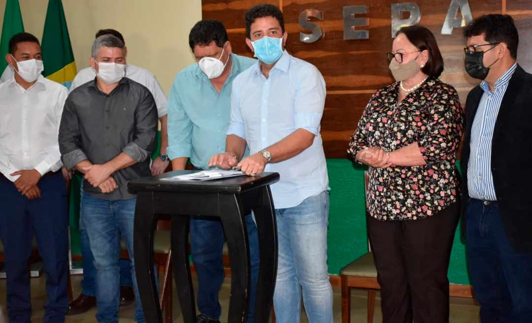 Vanda Milani participa de ato de assinatura do Licenciamento Simplificado do Estado