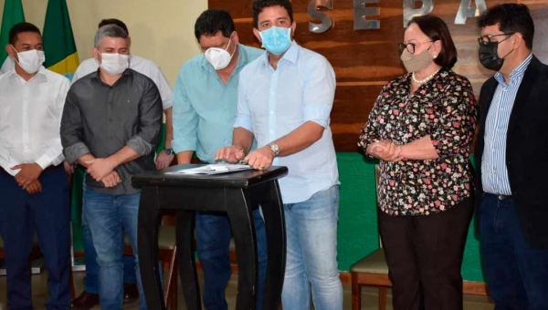 Vanda Milani participa de ato de assinatura do Licenciamento Simplificado do Estado