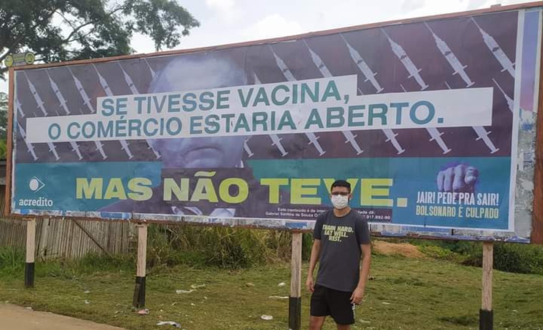 "Se tivesse vacina, o comércio estaria aberto. Jair pede pra sair!", diz outdoor de grupo antibolsonarista no Acre 