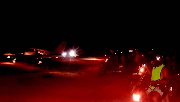 TÁ TENSO - Às escuras, motoristas precisaram sinalizar pista de aeródromo para aeronave decolar