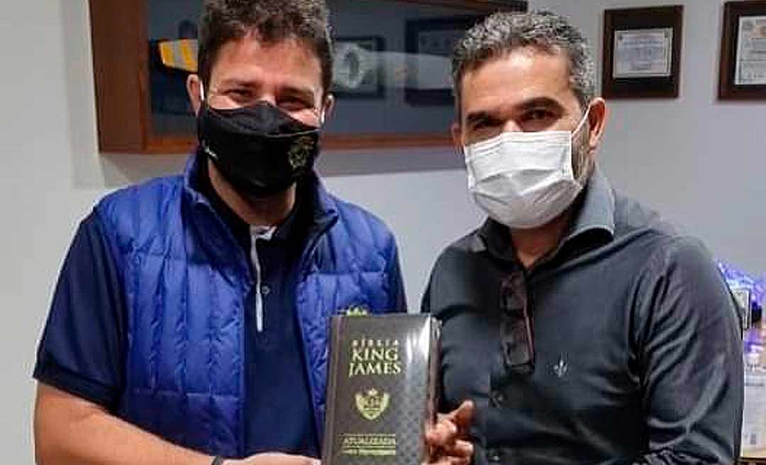 Em visita, pastor Jamyl Asfury presenteia Gladson Cameli com Bíblia Sagrada