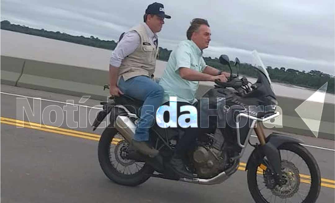 ANDANDO DE MOTO SEM CAPACETE NA RUA 