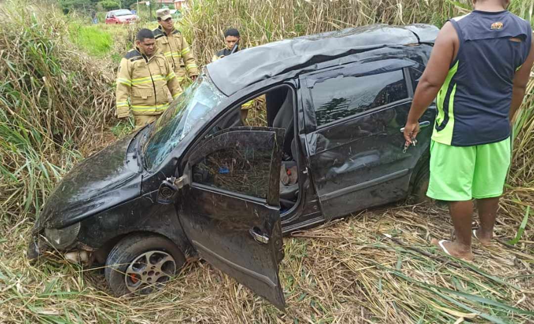 Condutor perde o controle da direção e carro cai em ribanceira na BR-364