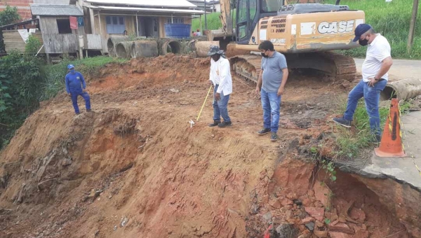 Prefeitura de Cruzeiro do Sul recupera bueiro que comprometia tráfego na entrada da Cohab