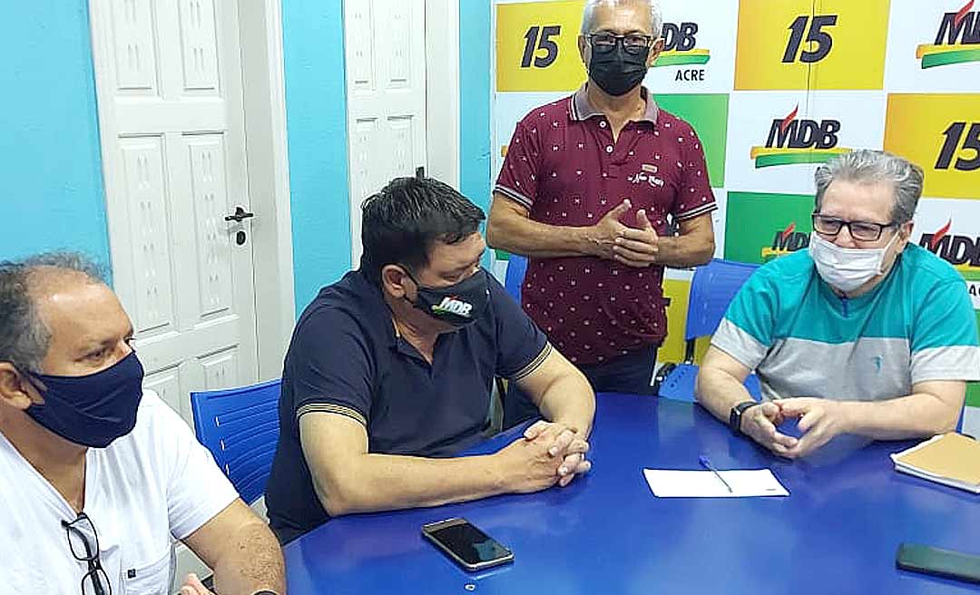 Professor Carlitinho Cavalcanti filia-se ao MDB do deputado federal Flaviano Melo