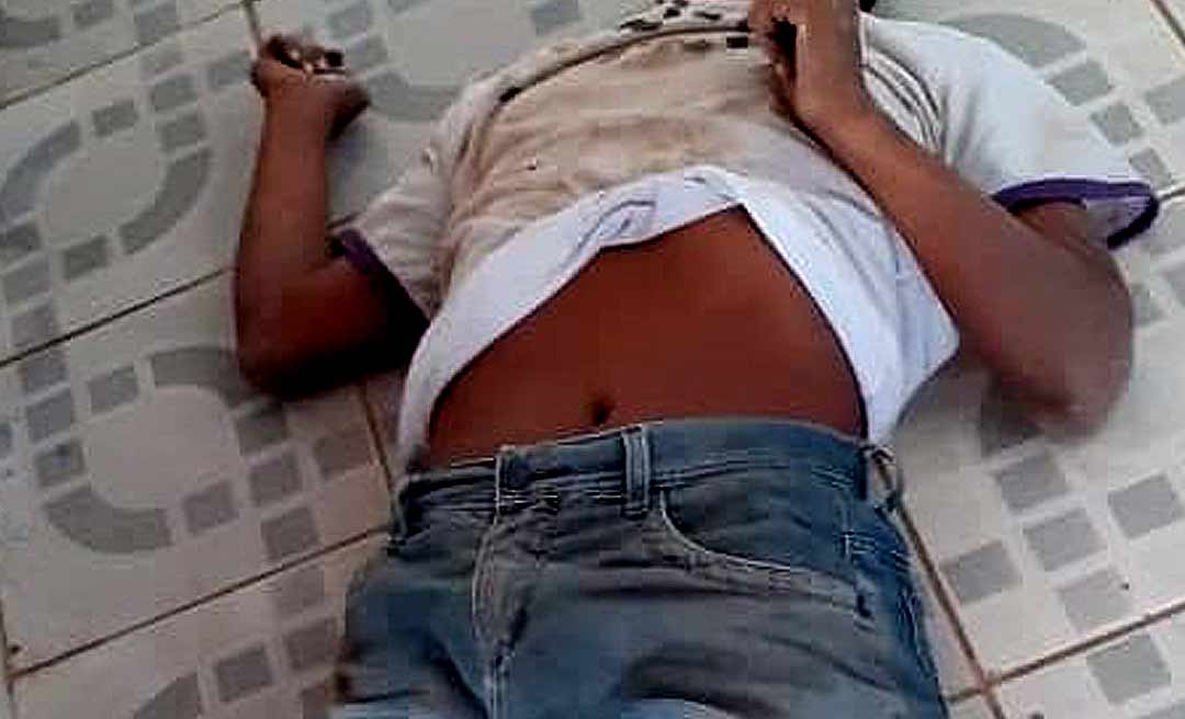 Homem é encontrado morto em calçada de mercado em Feijó; cidade está sem ambulância do Samu
