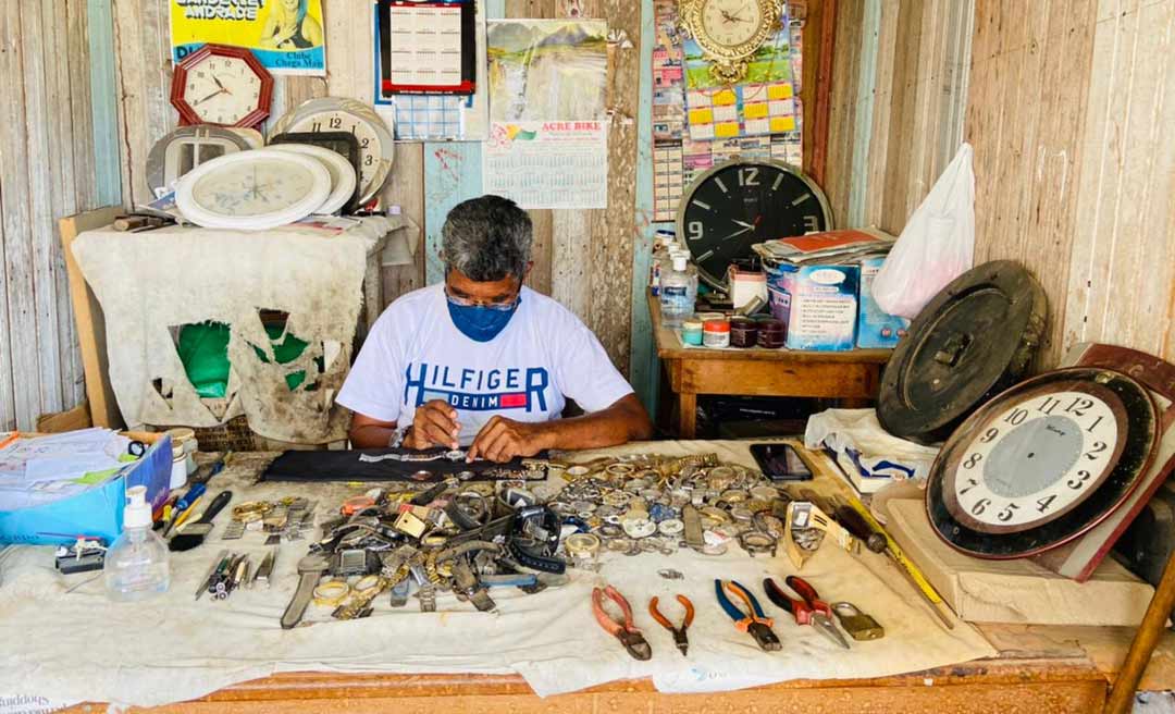 Há 31 anos tocando sua relojoaria, tarauacaense Assis Moreira é exemplo de dedicação e amor à arte de contar o tempo