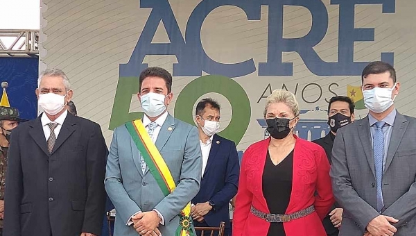 Ex-governadores Romildo Magalhães e Iolanda Fleming participam de cerimônia de aniversário do Acre