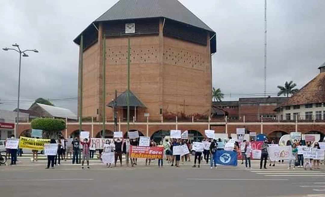 Militantes vão às ruas de Cruzeiro do Sul em ato contra Bolsonaro