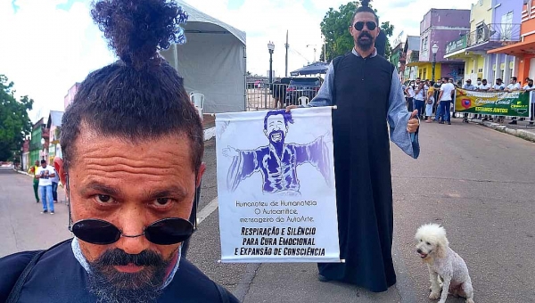 Emílio Humanoteu, o acreano que se veste como profeta e anda pelas ruas com uma cadelinha à procura de depressivos: "Eu rasgo a ilusão. Cristo ia sentar do meu lado"