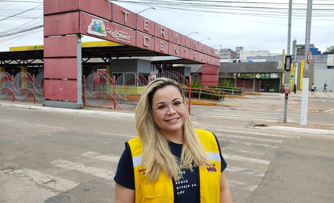 Vereadora Michelle Melo fiscaliza serviço de transporte coletivo e conversa com usuários no terminal urbano