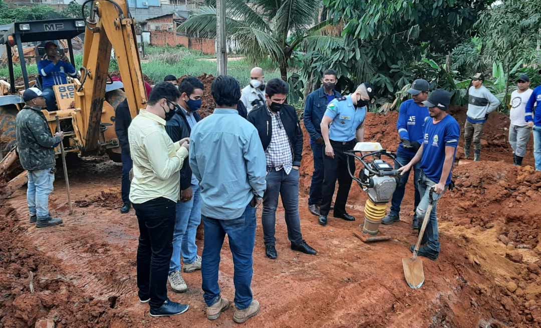 No Portal da Amazônia, Gladson vistoria pavimentação de ruas e ouve moradores
